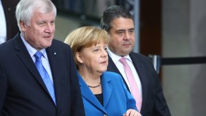 Sie wollen in den nächsten vier Jahren das Land führen: CSU-Chef Horst Seehofer, Bundeskanzlerin Angela Merkel (CDU) und SPD-Chef Signar Gabriel (rechts). Foto: dpa