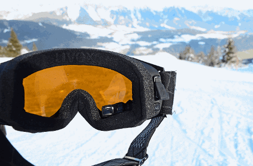 Geschwindigkeit, Wetter, Kalorienverbrauch auf der Piste: Die Datenskibrille zeigt beim Skifahren in einem Minibildschirm - rechts unten am Brillenrand - jede Menge Informationen an.  Foto: Albers
