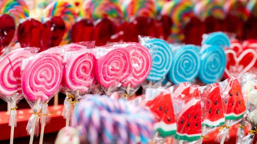 Obwohl die Preise anziehen, naschen die Verbraucher immer noch gerne Süßigkeiten. Foto: dpa/Hauke-Christian Dittrich