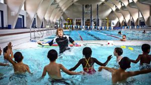 Kinder können spielend schwimmen lernen – wie hier im Heslacher Hallenbad. Foto: Lichtgut/Achim Zweygarth