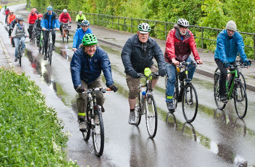 Am 1. Mai beginnt die Radsaison an der Hofener Straße – auch bei Regen. Foto: Lg/Oliver Willikonsky