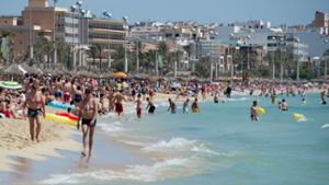 Vor allem bei deutschen Touristen ist Mallorca nach wie vor beliebt. In der Hochsaison führt das zu Problemen. Foto: dpa