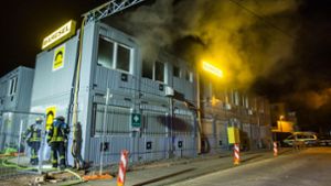 Polizeistreife entdeckt Brand auf Baustelle