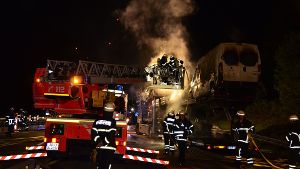 Auf einem Autotransporter auf der A8 sind am Mittwochabend mehrere Autos in Brand geraten. Foto: Andreas Rosar Fotoagentur-Stuttg