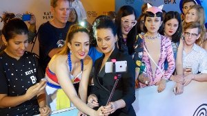 Ein Selfie mit dem Idol: Katy Perry kam am Donnerstag zur Premiere ihres Konzertfilms überraschend in elegantem Schwarz. Ihre Fans kopierten dagegen die Bühnenoutfits der US-Sängerin. Foto: EPA