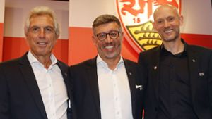 Keine Einigkeit in den jüngsten Fragen: das VfB-Präsidium mit Präsident Claus Vogt (Mi.), Rainer Adrion (li.) und Christian Riethmüller Foto: Baumann/Hansjürgen Britsch