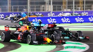 Max Verstappen (li.) kürzt ab, um Lewis Hamilton daran zu hindern, ihn zu überholen – ein Fall fpr die Rennkommissare. Foto: imago/Steve Etherington
