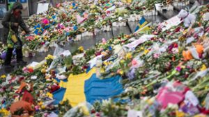 Ein Meer von Blumen erinnert an die Opfer der Terrortat von Stockholm. Foto: AFP