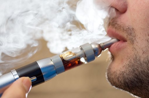 Der Handel mit E-Zigaretten soll bis Ende Mai 2016 auf eine neue gesetzliche Grundlage gestellt werden Foto: dpa