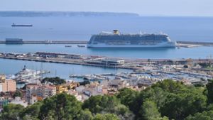 Kreuzfahrten – hier die Costa Smeralda im Hafen von Palma de Mallorca – liegen wieder im Trend. Foto: imago//Augst