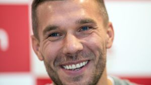 Lukas Podolski darf sich über ein neues Familienmitglied freuen. (Archivbild) Foto: dpa/Bernd Thissen