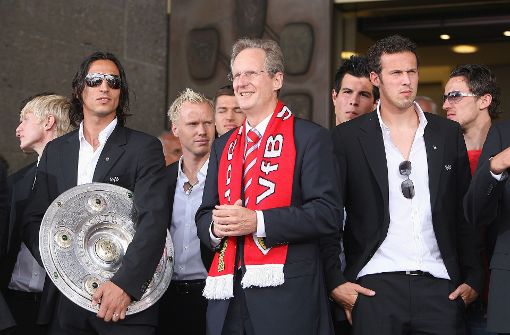 Der damalige Stuttgarter Oberbürgermeister Wolfgang Schuster (Mitte) mit den Meisterhelden des VfB von 2007 beim Empfang im Rathaus. Foto: baumann