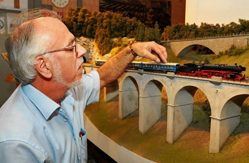 Ein Mann, eine Zugmaschine – Hans-Peter Klein ist Vorsitzender des Clubs Modellbahn 65. Die Arbeiten an den Miniaturen enden nie. Foto: Günter Bergmann