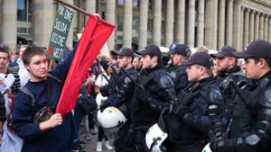 Die Polizei hält die Gegendemonstranten auf Distanz. Foto: Lichtgut/Max Kovalenko