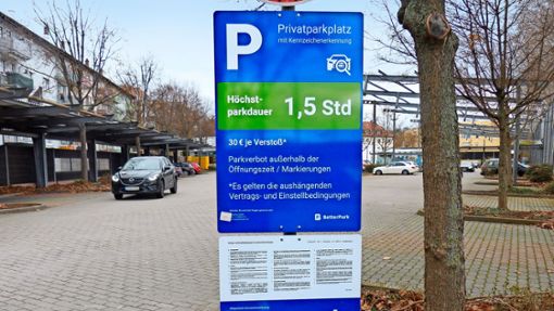 Schilder weisen auf vielen Supermarkt-Parkplätzen wie an der Deckerstraße in Bad Cannstatt auf die neue Technik hin. Foto: /Alexander Müller