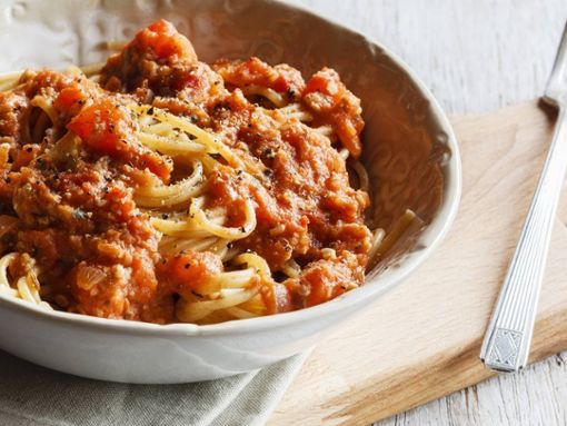Spaghetti Bolognese ist wohl eines der beliebtesten Gerichte der schnellen Küche. Wer die Nudeln vom Vortag allerdings aufwärmt, spart Kalorien. Foto: imago/Westend61