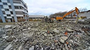 Bagger brechen die Gebäude auf dem Echterdinger Brixner-Areal ab. Bis Juli soll das Grundstück in einen bebaubaren Zustand versetzt werden. Foto: Norbert J. Leven