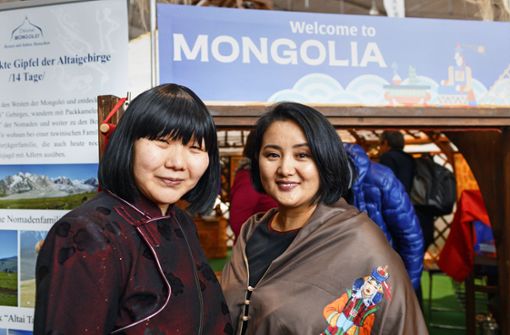 Dolgor Guntsetseg (links) und ihre Freundin leben seit mehr als 20 Jahren in Stuttgart. Von ihrer Heimat Mongolei schwärmen sie auf der CMT. Foto: Lichtgut//Leif Piechowski