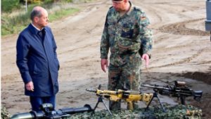 Der Kanzler zu Besuch auf dem Truppenübungsplatz: Brigadegeneral Andreas Kühne (rechts) erläutert  Olaf Scholz die Panzerfaust 3 sowie das HK MG5 und HK MG4. Foto: imago/Björn Trotzki