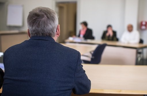 Ein beklagter Arzt sitzt im Gerichtssaal im Oberlandesgericht in München dem klagenden Ehepaar gegenüber. Foto: dpa