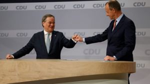 Der Gratulation für den Sieger folgte ein vergiftetes Angebot von Friedrich Merz (rechts) an den neuen CDU-Parteichef Laschet. Foto: AFP/ODD ANDERSEN