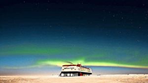 Faszinierende Lichter der Nacht: Über der deutschen Forschungsstation  geht im antarktischen Winter von Mitte  Mai an monatelang die Sonne  nicht mehr auf. Foto: Christmann
