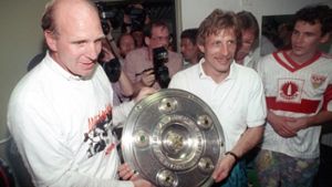 Dieter Hoeneß (li.) feiert als VfB-Manager mit Trainer Christoph Daum den Meistertitel 1992 Foto: dpa