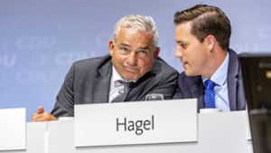Innenminister Thomas Strobl (CDU) mit dem Fraktionschef im Landtag Manuel Hagel. Foto: imago images /Arnulf Hettrich