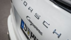 In Modellen des Porsche Cayenne wurden eine illegale Abgas-Software eingesetzt. Die Deutsche Umwelthilfe beantragte deshalb ein Millionen-Bußgeld beim Kraftfahrt-Bundesamt. Foto: dpa