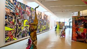 Die farbenfrohen Werke von Paul Schwer und dem Malerduo Deckkraft sind im Unter- und Obergeschoss der Galerie Abtart zu sehen. Foto: Sandra Hintermayr