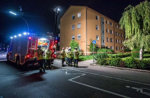 Fellbacher Feuerwehrleute vor dem Tatort in der Esslinger Straße. Foto: 7aktuell.de/Simon Adomat