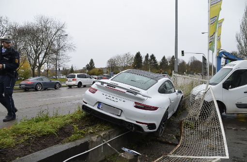Zu einem Unfall mit einem hohem Schaden an einem Porsche 911 ist es am Samstag in Stuttgart-Zuffenhausen gekommen. Foto: Andreas Rosar Fotoagentur-Stuttgart