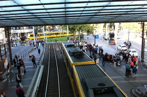 Weil eine Stadtbahn der Linie U 13 nach einem Unfall auf der Kreuzung stehen blieb, konnten am Mittwochabend eine Zeitlang keine Stadtbahnen mehr den Wilhelmsplatz passieren. Foto: Annina Baur