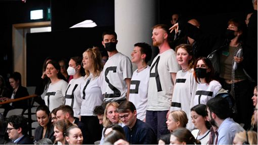 „Dieser Pakt tötet“ steht auf den Shirts von Demonstranten im Europaparlament. Sie protestierten am Mittwoch gegen den neuen Asyl- und Migrationspakt, der von den Abgeordneten angenommen wurde. Foto: AFP/JOHN THYS