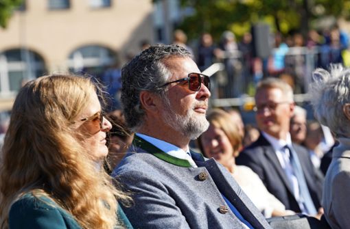 Ganz lässig mit Sonnenbrille und ergrautem Vollbart: der 55-jährige Christoph Palm  mit seiner Gattin Andrea beim Fellbacher Herbst. Foto: Edgar Layher