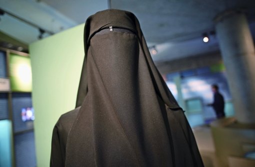 Eine Frau, die eine Burka trägt (Symbolfoto). Foto: dpa