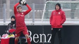 Hannes Wolf beobachtet, wie der VfB Stuttgart um Emiliano Insua (mit Ball) gegen den FC Luzern mit 3:0 gewinnt. Foto: Pressefoto Baumann