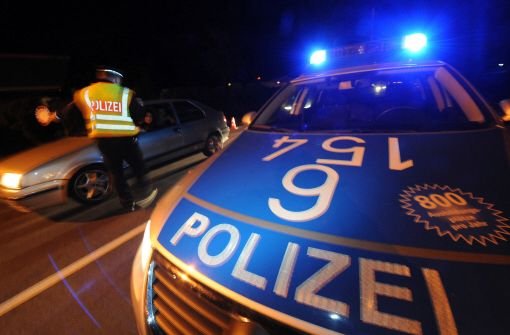 Ein 17-Jähriger schmeißt nach einem Faschingsball in Wernau eine Whiskeyflasche auf einen Streifenwagen. Foto: dpa/Symbolbild