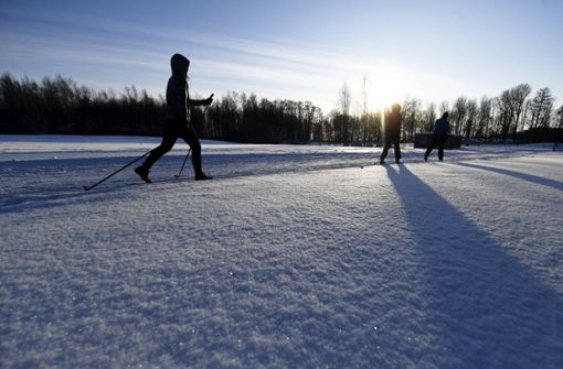 Bei Schnee und Sonnenschein ist Langlaufen eine Lust. Auch in der Region Stuttgart gibt es Loipen. Foto: imago images/Lehtikuva/Vesa Moilanen