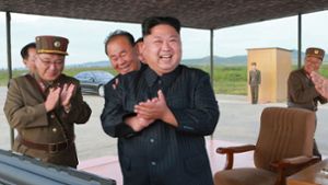 Nordkoreas Staatschef Kim Jong Un freut sich über das Abfeuern einer weiteren Testrakete über Japan. Foto: dpa