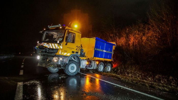 Streuwagen rutscht in Graben – Schneeschaufel abgerissen