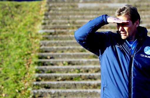 Der Blick von Guido Buchwald geht nach vorne: Der Interimstrainer der Stuttgarter Kickers möchte den Negativtrend der Blauen mit einem Sieg am Samstag gegen Darmstadt stoppen. Foto: Pressefoto Baumann