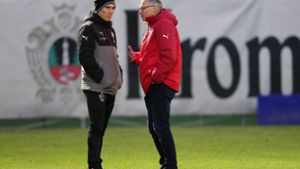 Zeigen Interesse am japanischen Spieler Keito Nakamura: VfB-Trainer Hannes Wolf (links) und Sportvorstand Michael Reschke Foto: Pressefoto Baumann