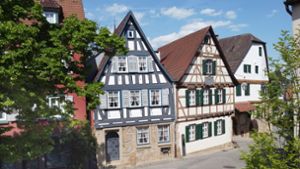 Das Haus mit den grauen Balken, links vom Geburtshaus, würde sich  der Schillerverein gerne sichern. Foto: Werner Kuhnle