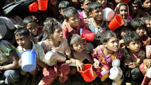 Rohingya-Kinder warten im Flüchtlingslager auf die Ausgabe von Essen. Foto: AP