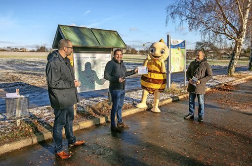 Michael Scharmann, Andreas Jarolim, das bienenfreundliche Remstal-Maskottchen Remsi und Werner Bader (von links) eröffnen den „Wanderweg für alle“. Foto: Roberto Bulgrin