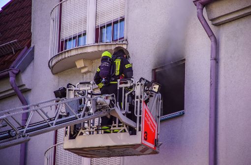 Die Feuerwehr verschaffte sich über eine Drehleiter und über das Treppenhaus Zugang zur Wohnung. Foto: SDMG