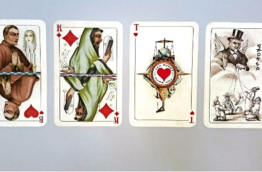 Ein antireligiöses Kartenspiel aus der Sowjetunion zeigt den Joker (rechts) als Kapitalist, der als himmlischer Marionettenspieler Kleriker aller Spielarten steuert. Foto: Götz Schultheiss