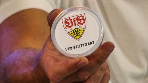 Auch die Kugel des VfB  wird am Sonntag im Lostopf sein – nach dem 1:0-Sieg beim 1. FC Nürnberg sind die Stuttgarter unter den letzten vier Mannschaften im DFB-Pokal. Foto: imago//MaBoSport