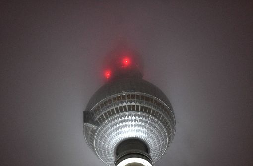 Dichter Nebel hüllt in Berlin den Fernsehturm ein. Foto: dpa